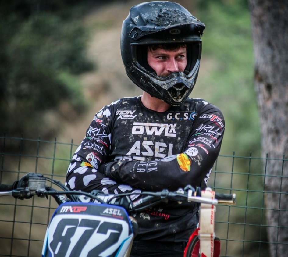 Stefano Cassinelli in sella alla sua moto da cross