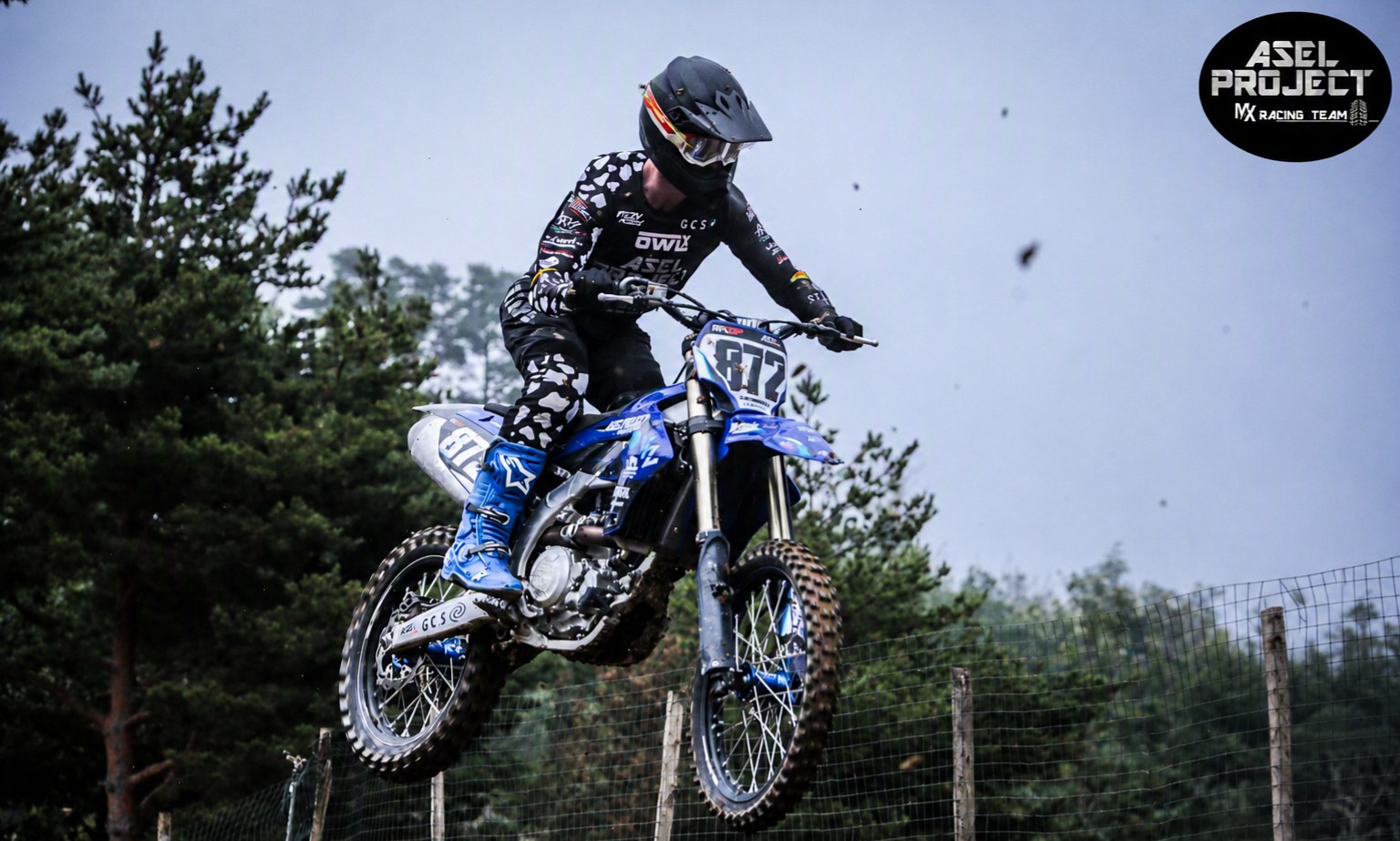 Pilota ASEL Project in salto sul tracciato di motocross
